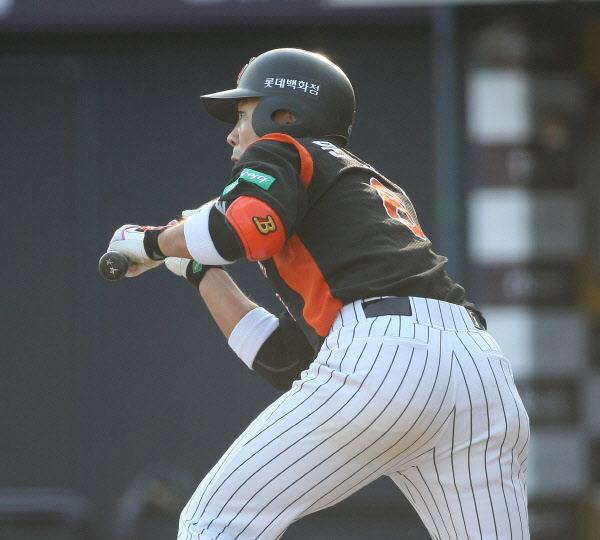 2회 만루상황 문규현 선수의 기습번트장면